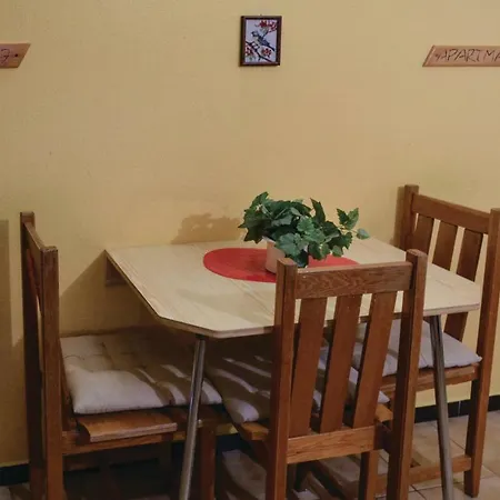 Four Bedroom In דירה